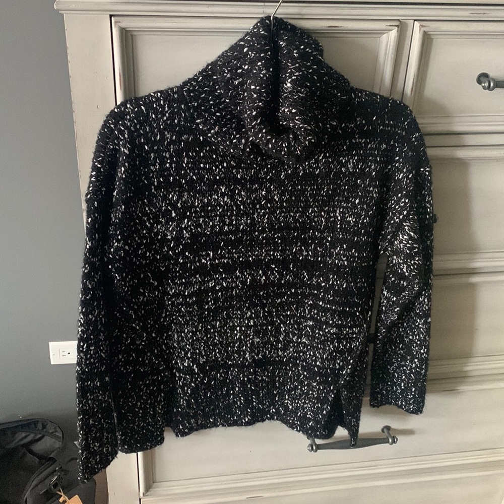 Black & White knit sweater